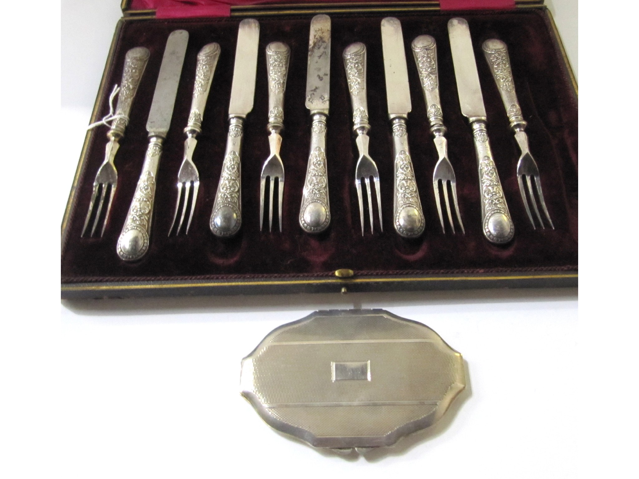 Appraisal: A lot comprising a cased twelve piece silver handled dessert