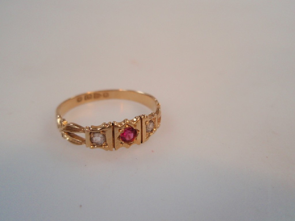 Appraisal: A Victorian dress ring set with a small ruby flanked