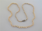 Appraisal: A single strand of cultured pearls composed of graduated to