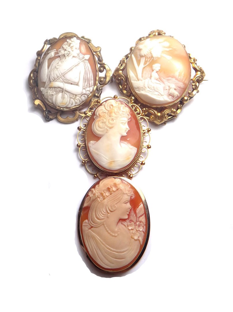 Appraisal: A ct gold mounted oval shell cameo brooch carved as