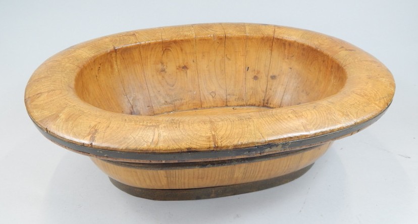 Appraisal: An Eastern pine and brass bound oval baby bath cm