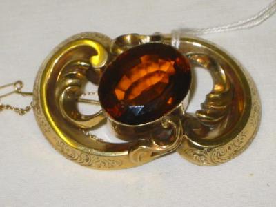 Appraisal: AN EDWARDIAN PINCHBECK BROOCH with large brown stone framed in