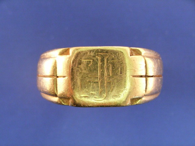 Appraisal: A gentleman's ct gold signet ring ring size Z gms