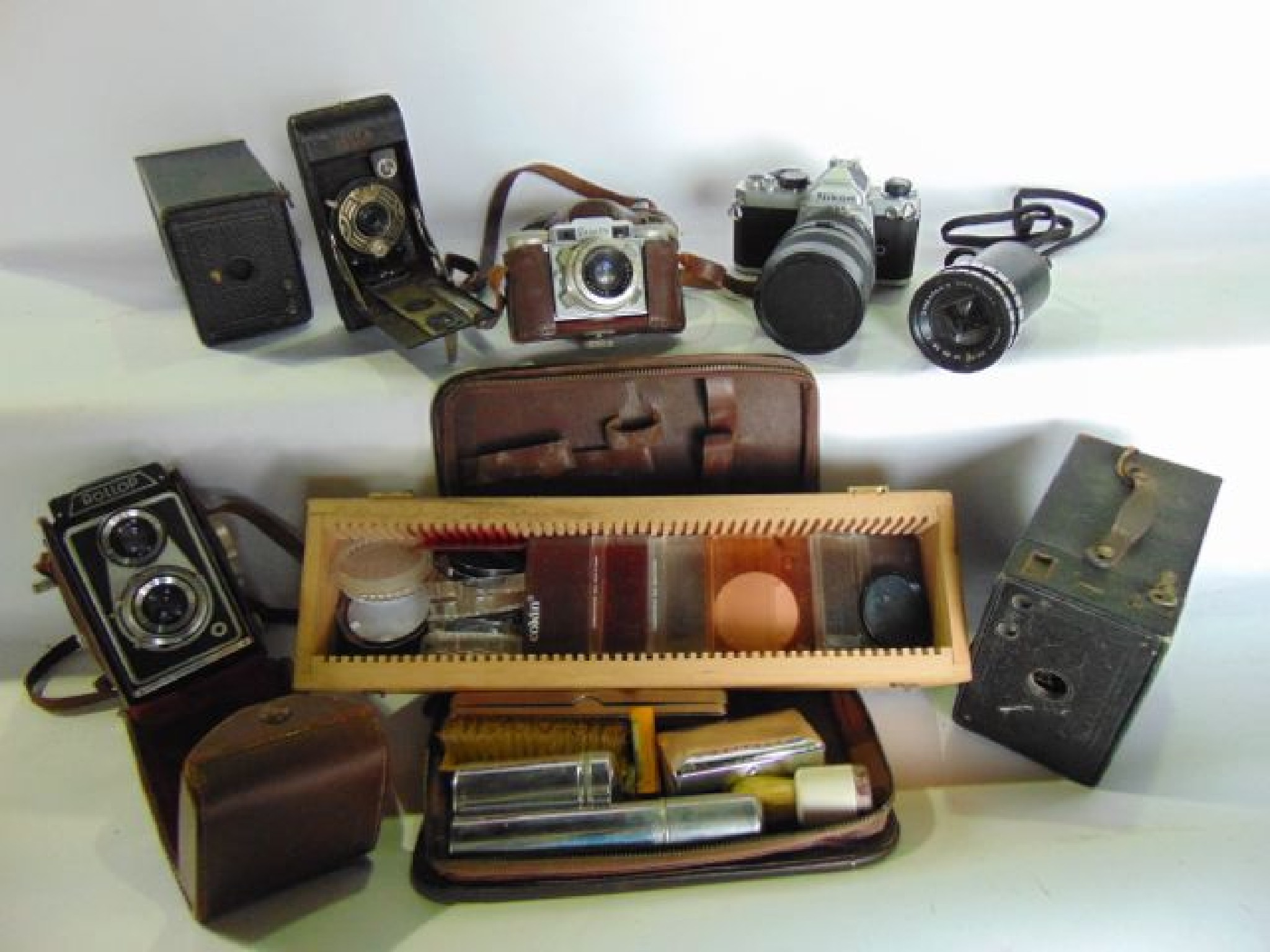 Appraisal: An assortment of vintage photographic equipment to include aluminium case