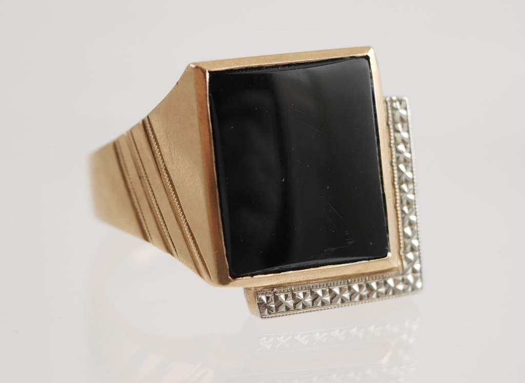 Appraisal: Mens k gold and onyx ring signed Dason Size Weighs