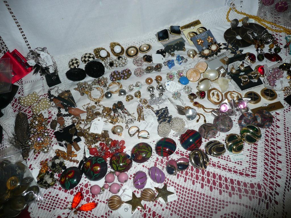 Appraisal: A collection of costume jewellery to include earrings brooches scarf