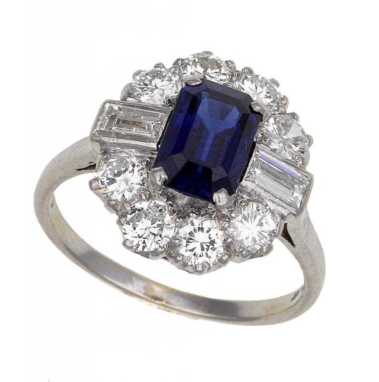 Appraisal: A SAPPHIRE AND DIAMOND GEOMETRIC CLUSTER RING the larger central