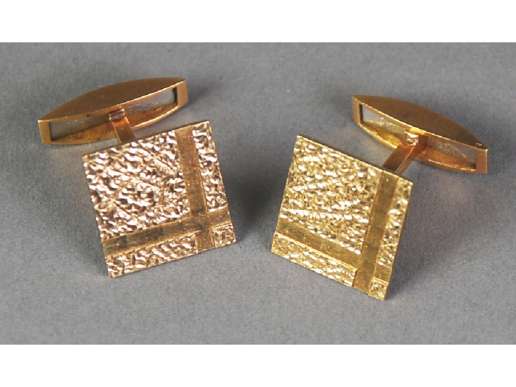 Appraisal: PAIR OF ct GOLD T-BAR CUFF LINKS with textured square