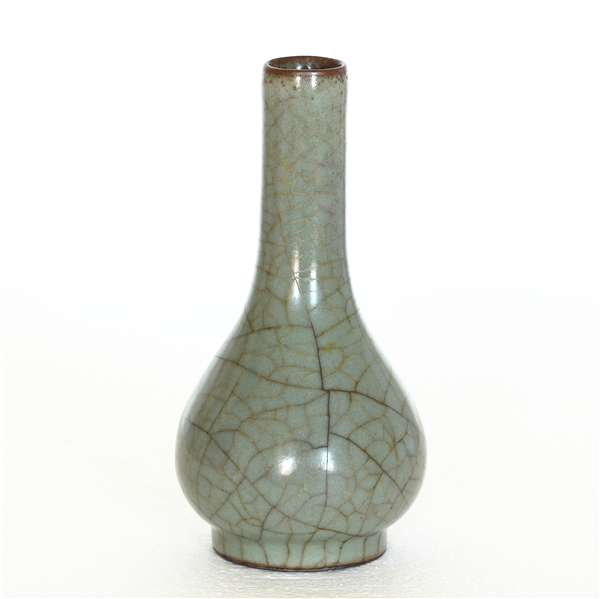 Appraisal: Chinese Guan glaze vase surface of glaze covered in cracks