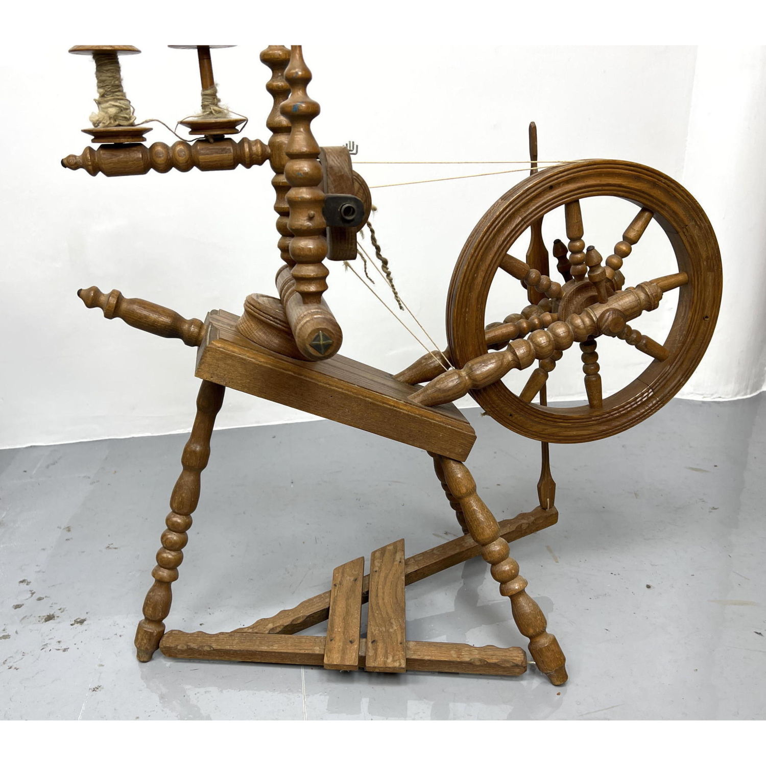 Appraisal: Vintage Oak Spinning Wheel Maybe your new Pandemic hobby Dimensions