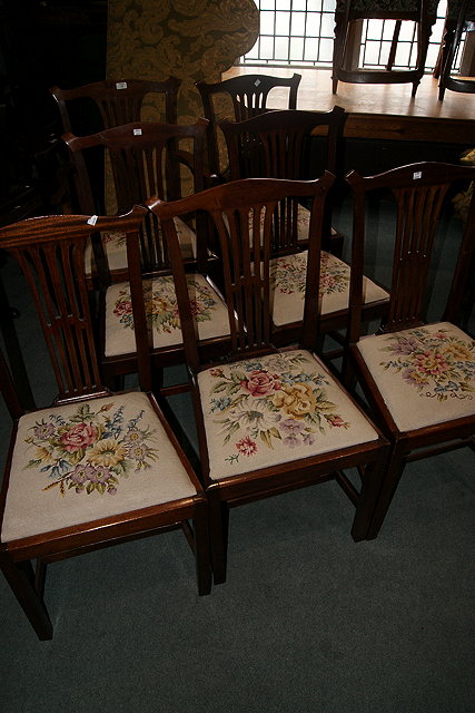 Appraisal: A SET OF SEVEN EDWARDIAN MAHOGANY SPLAT BACK DINING CHAIRS