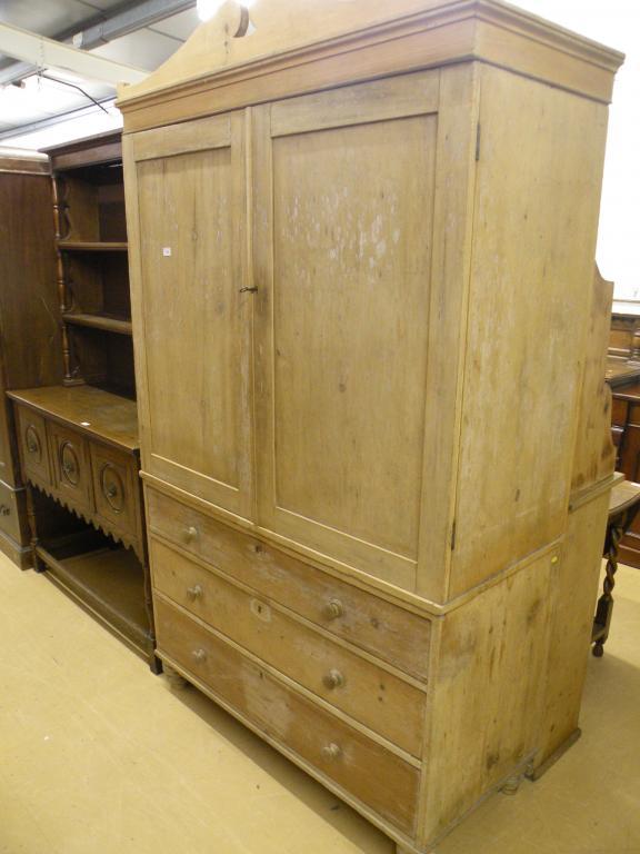 Appraisal: A Victorian pine linen press with a shaped cornice above