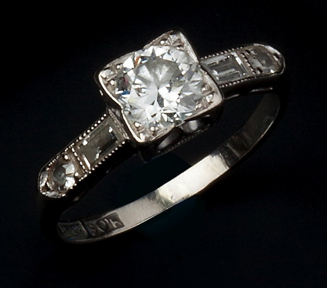 Appraisal: A DIAMOND SINGLE STONE RING the round brilliant-cut diamond in