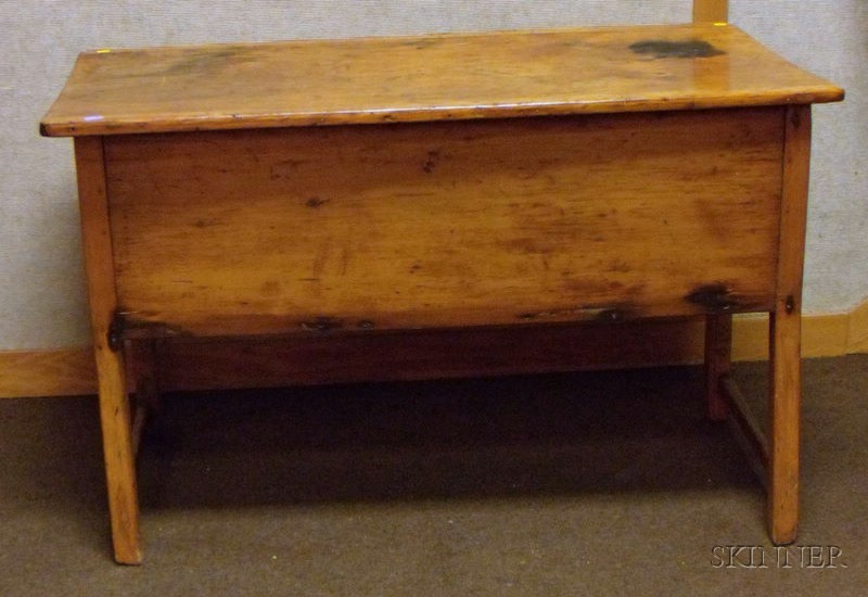 Appraisal: Country Pine Standing Dough Box with Cover lg in