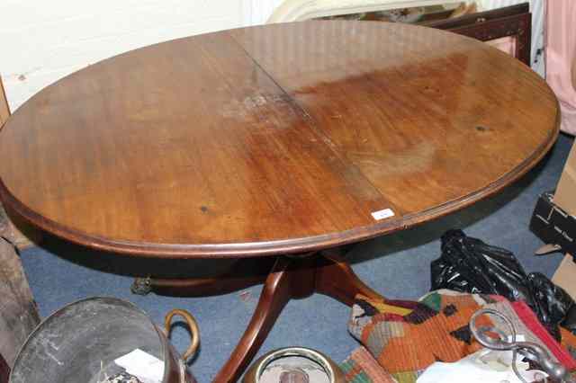 Appraisal: AN ANTIQUE MAHOGANY OVAL EXTENDING DINING TABLE standing on central