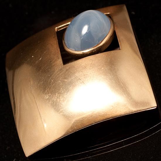 Appraisal: Star sapphire cabochon mounted in a contemporary K gold brooch