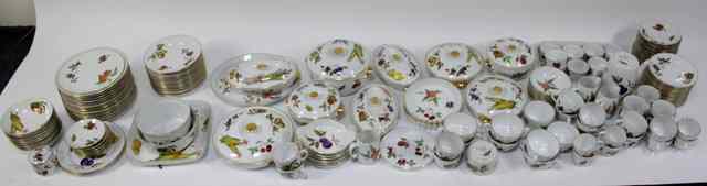 Appraisal: A large quantity of Evesham pattern china in all approximately