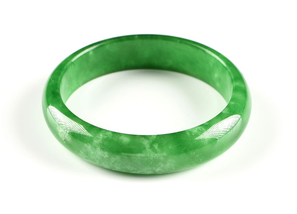 Appraisal: A CHINESE APPLE GREEN JADEITE JADE BANGLE BRACELET MID TO