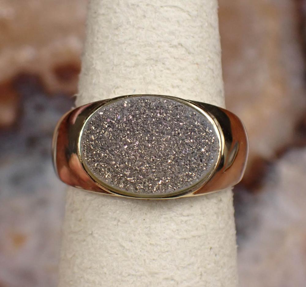 Appraisal: GRAY DRUZY QUARTZ AND YELLOW GOLD RING The Heng Ngai