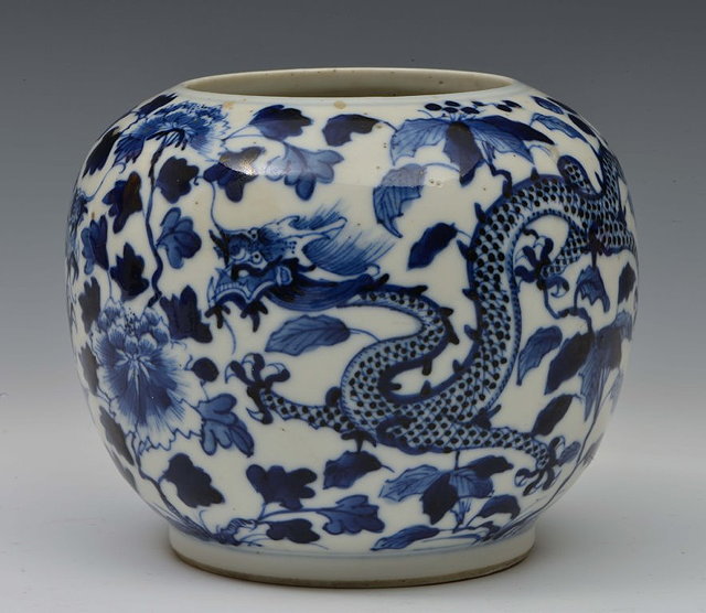 Appraisal: A CHINESE BLUE AND WHITE PORCELAIN BRUSH POT decorated with