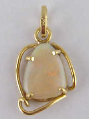 Appraisal: A yellow metal tests carat gold opal pendant opal approx