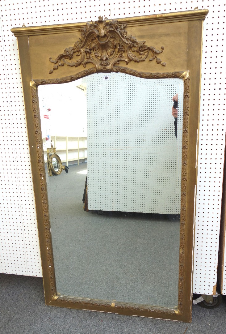 Appraisal: A late th century gilt framed wall mirror with shell