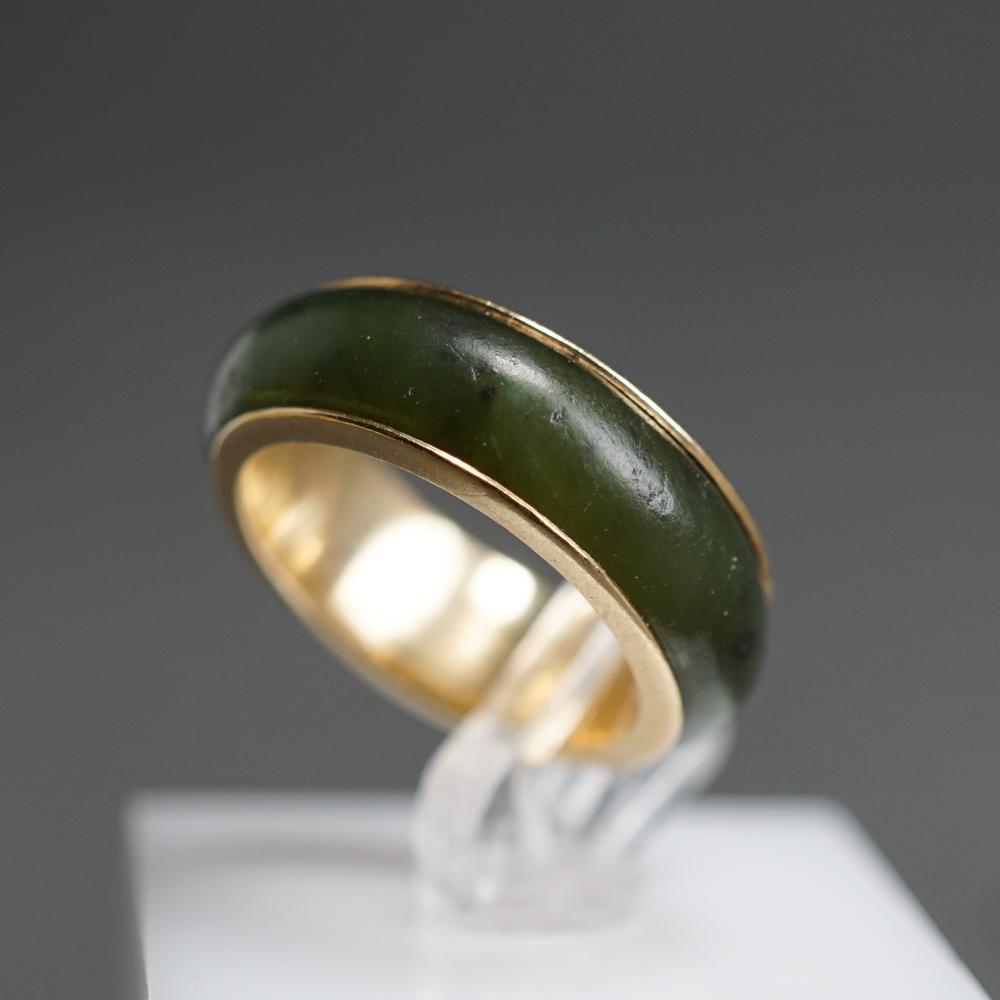 Appraisal: -Karat Yellow-Gold and Spinach Hardstone Ring gross dwt Size