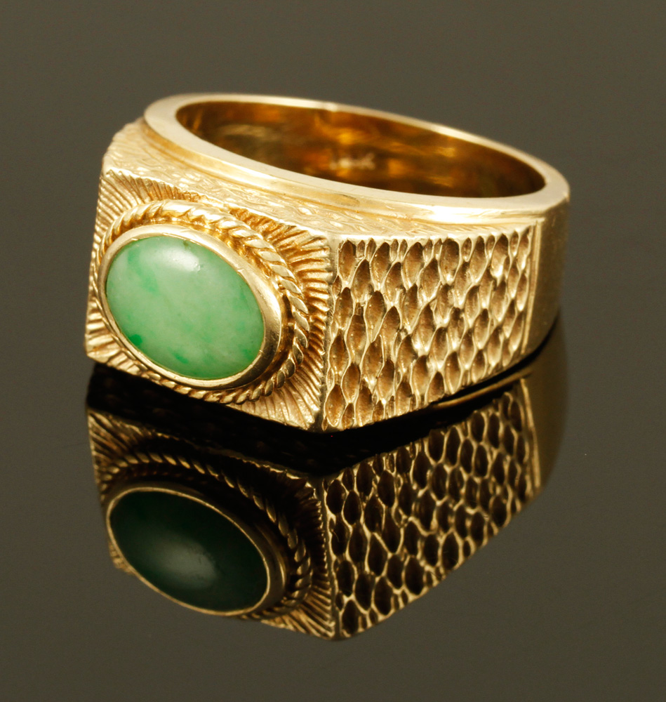 Appraisal: - K Mens' Ring K gold mens' ring with jade