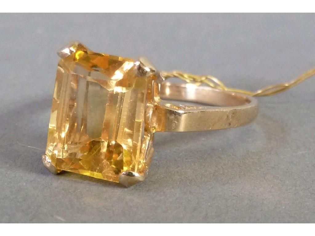 Appraisal: ct GOLD AND CITRINE DRESS RING the oblong citrine in