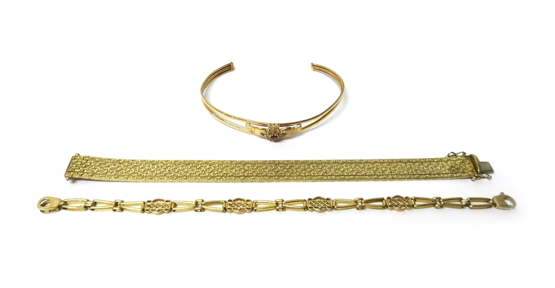 Appraisal: A ct gold bracelet in a wide brick link design