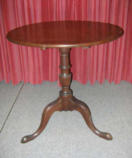 Appraisal: AMERICAN QUEEN ANNE TILT TOP TEA TABLE Circular top set