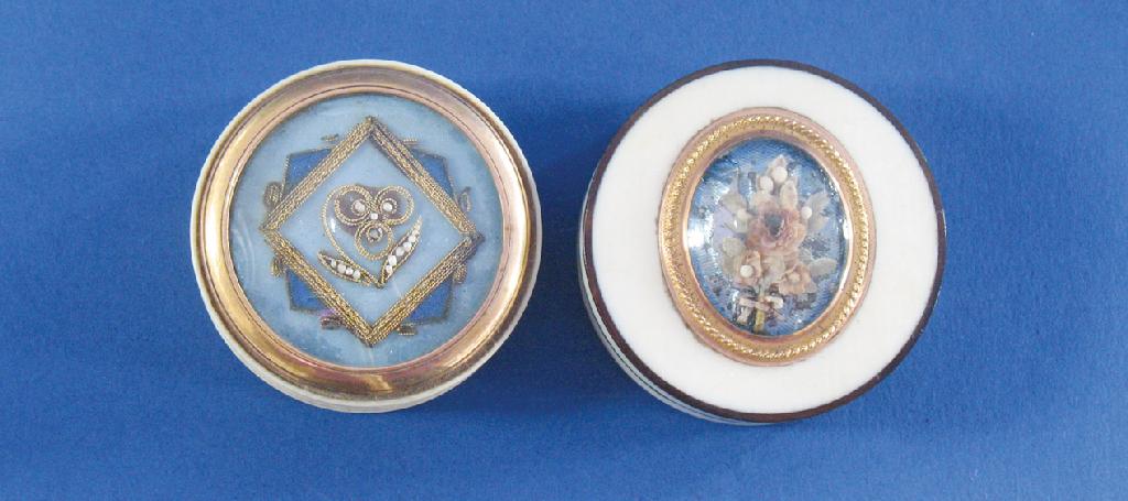 Appraisal: A GEORGE III IVORY CIRCULAR PILL BOX the lid with