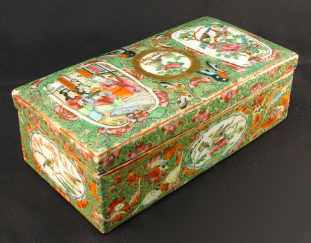 Appraisal: CHINESE ROSE MEDALLION PORCELAIN BOX Covered box with divided interior