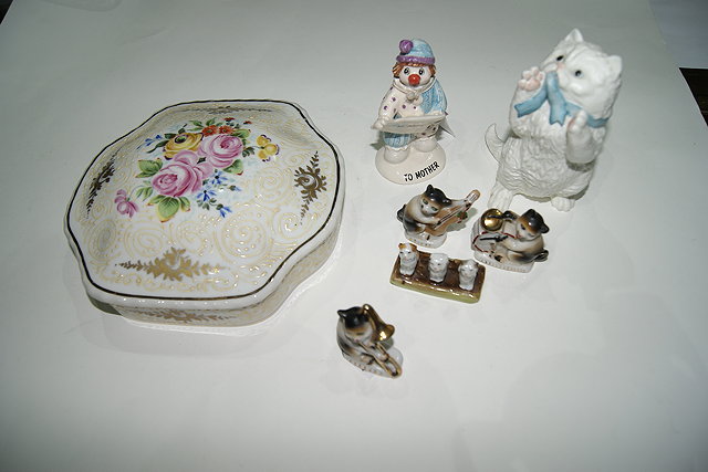 Appraisal: A ROYAL WORCESTER PORCELAIN CAT cm in height a Beswick