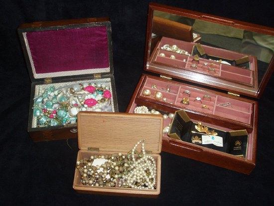 Appraisal: A quantity of costume jewellery contained in sundry boxes