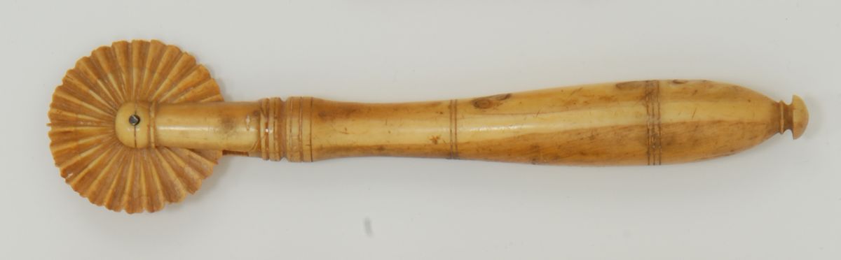 Appraisal: IVORY JAGGING WHEEL th CenturyPossibly walrus ivory Single wheel on