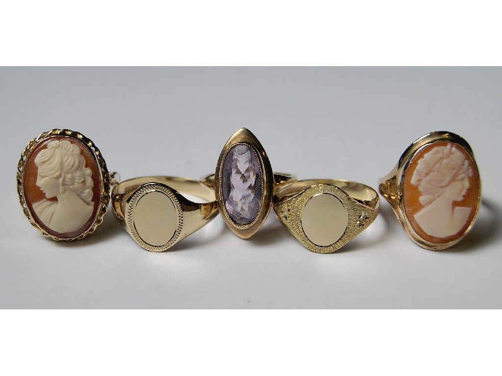 Appraisal: Lot containing two shell cameo rings of females two gentleman's