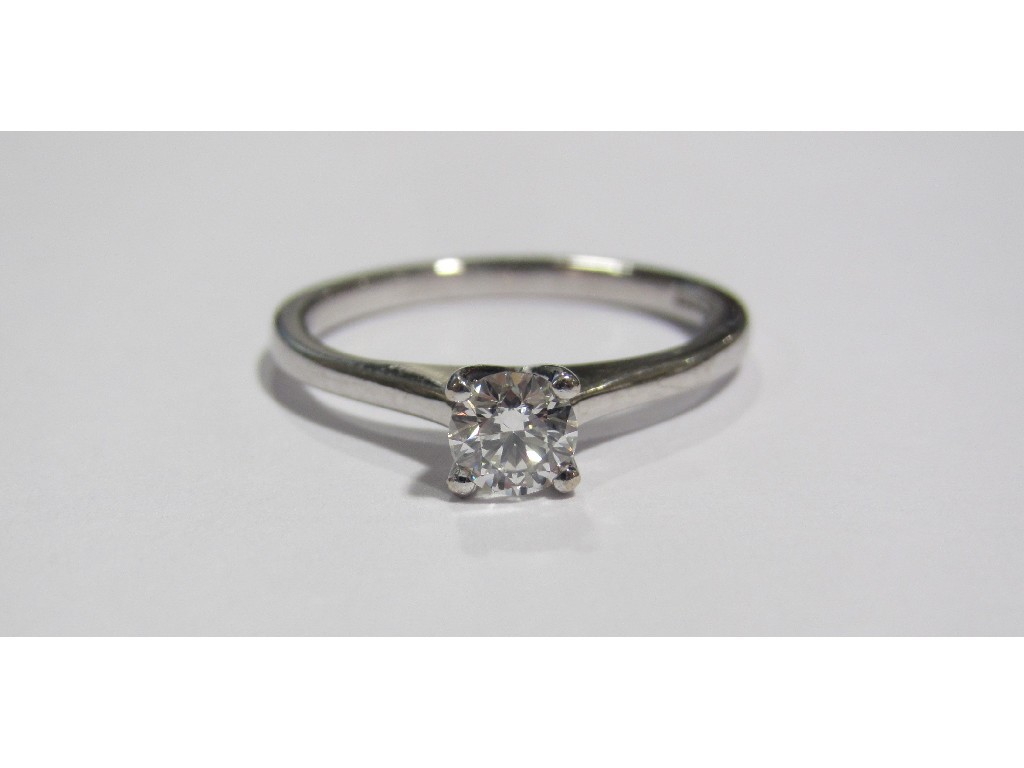 Appraisal: Eighteen carat white gold diamond solitaire ring with round brilliant