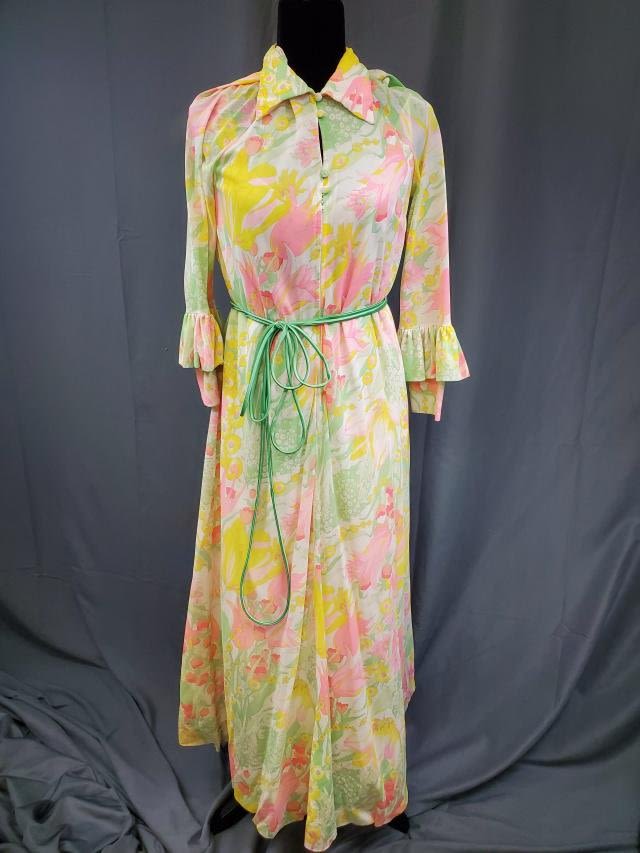 Appraisal: Vintage nylon nightgown with zip up robe with buttons floral