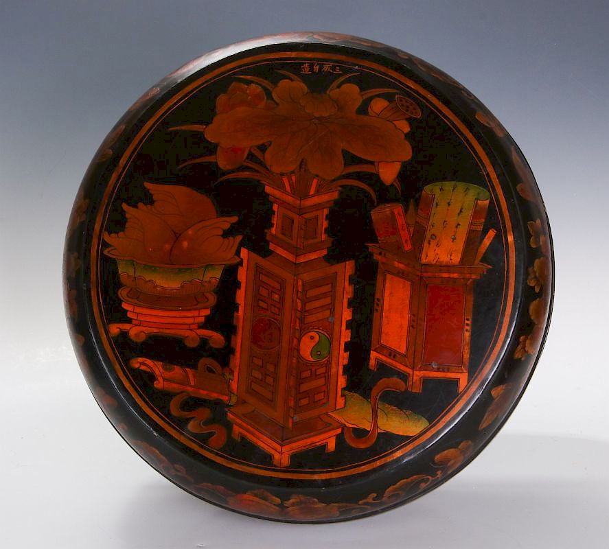 Appraisal: AN EARLY TH CENTURY CHINESE LACQUER BOX The circular two-piece