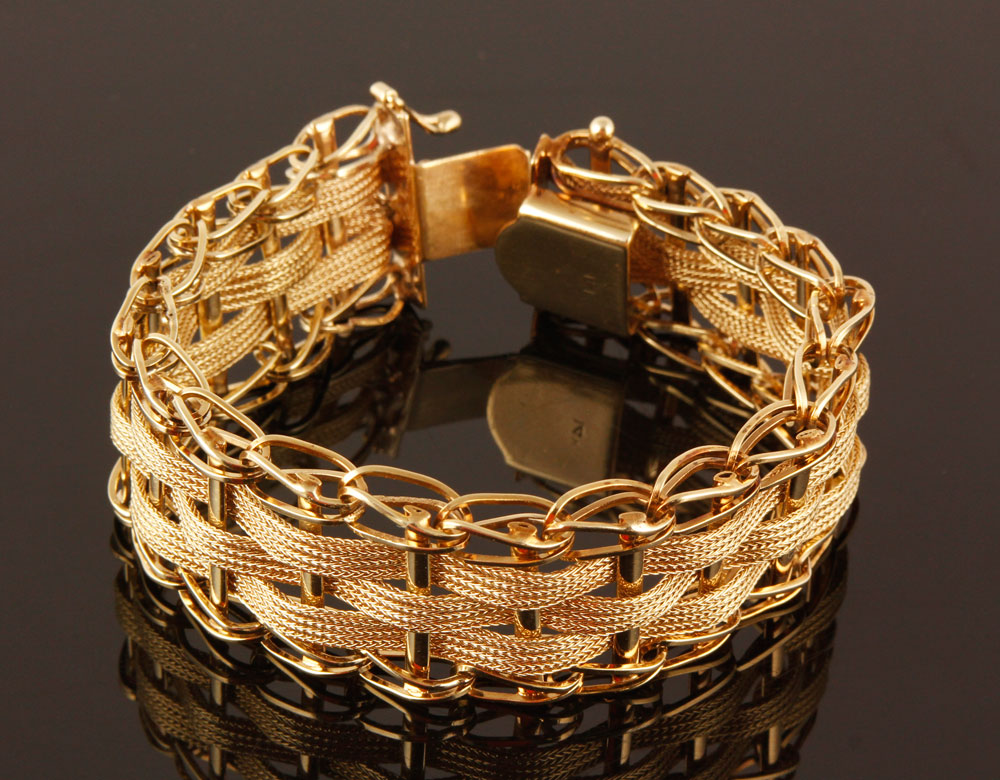 Appraisal: - K Gold Bracelet K yellow gold bracelet wide braid