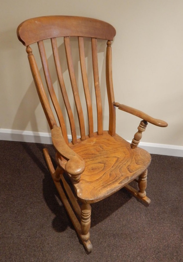 Appraisal: A thC Windsor rocking chair with a slatted back solid