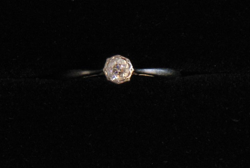 Appraisal: A DIAMOND SOLITAIRE RING the central round brilliant-cut diamond in