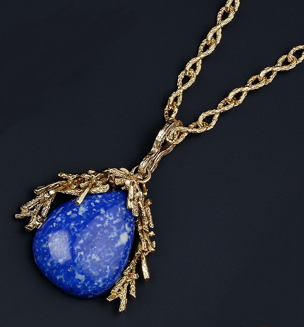 Appraisal: A LAPIS LAZULI PENDANT ON CHAIN the pear-shaped lapis lazuli