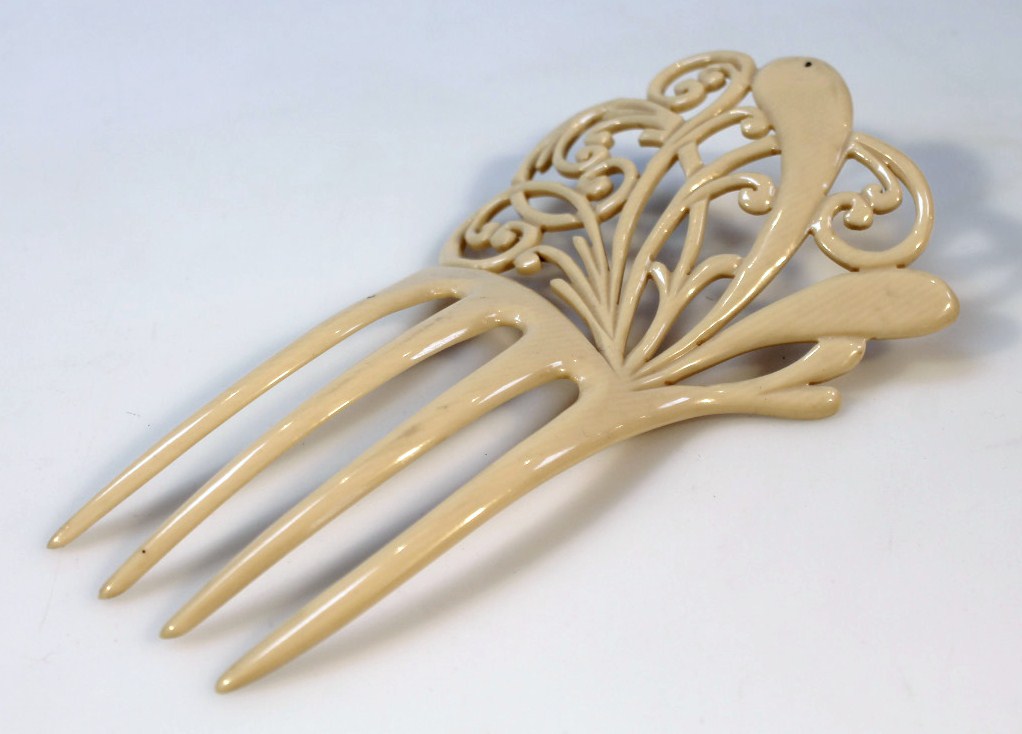 Appraisal: An early thC ladies ivorine hair comb with pierced scroll