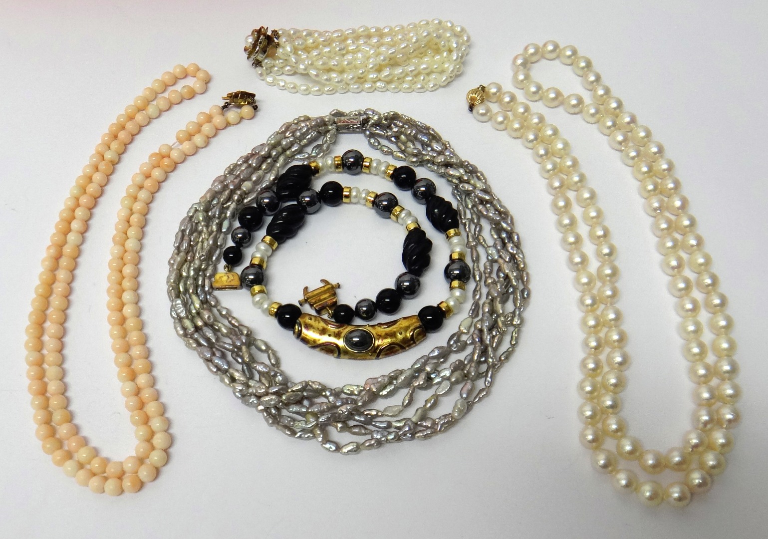 Appraisal: A single row necklace of graduated cultured pearls on a