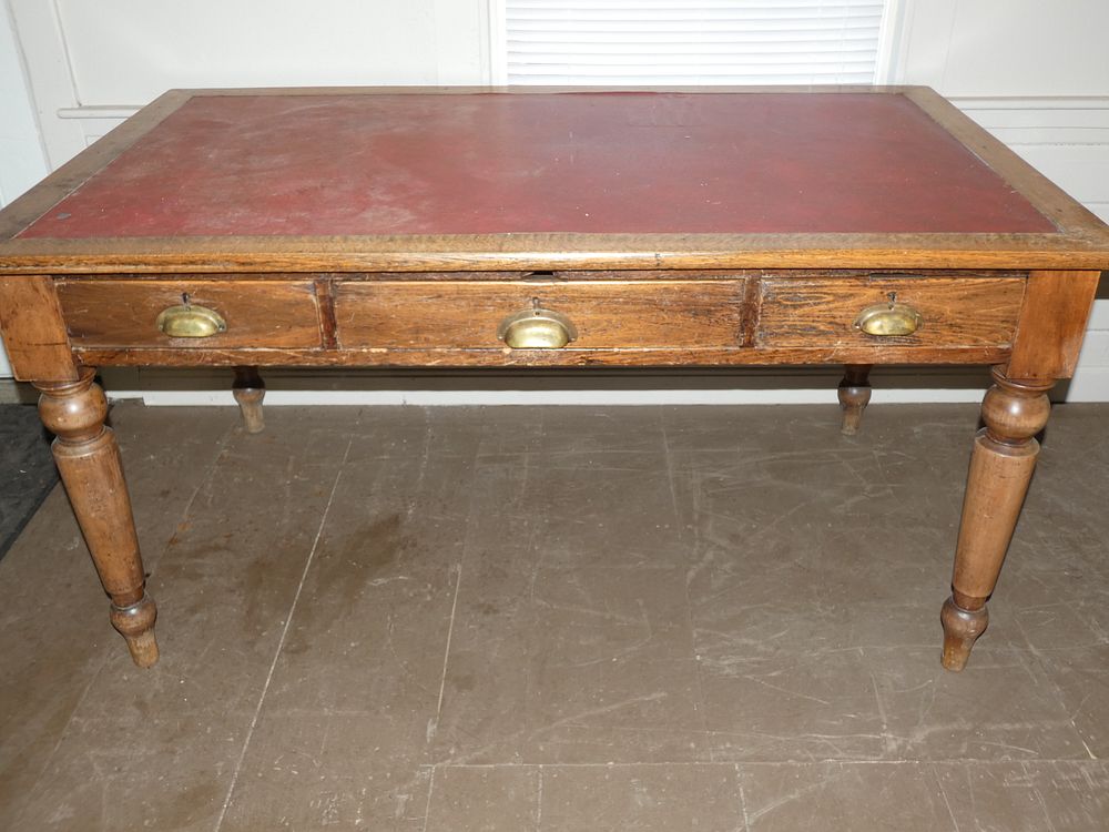 Appraisal: ANTIQUE FT COUNTRY TABLE Victorian oak drawer work table with