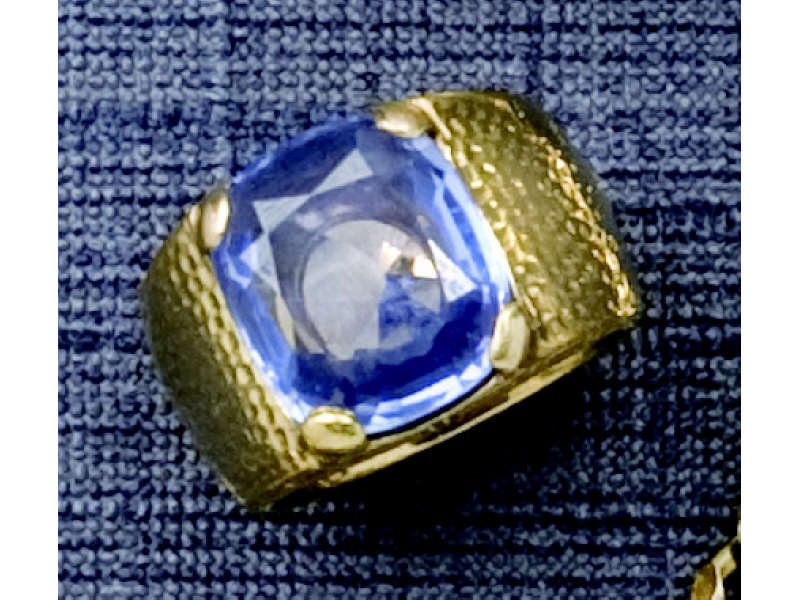 Appraisal: SAPPHIRE RING k yellow gold man's ring set with one