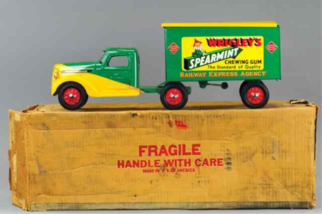 Appraisal: BUDDY 'L' RAILWAY EXPRESS ''WRIGLEY'S'' AD TRUCK WIT C Old