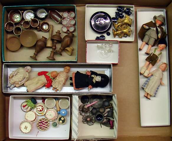 Appraisal: Lot of mini tourist dolls Couples and singles from Japan